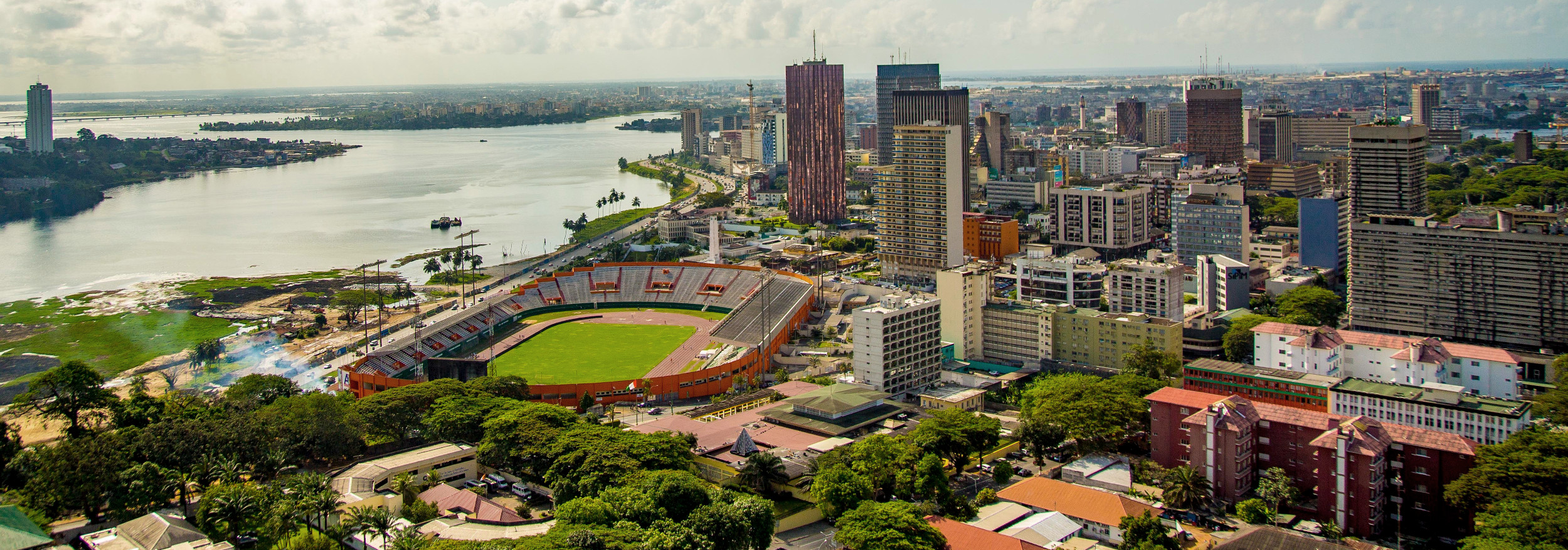 Vue d'Abidjan, stade FHB, baie de Cocody et sud du Plateau