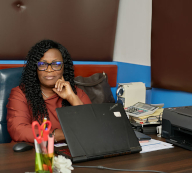 Femme assise à son bureau